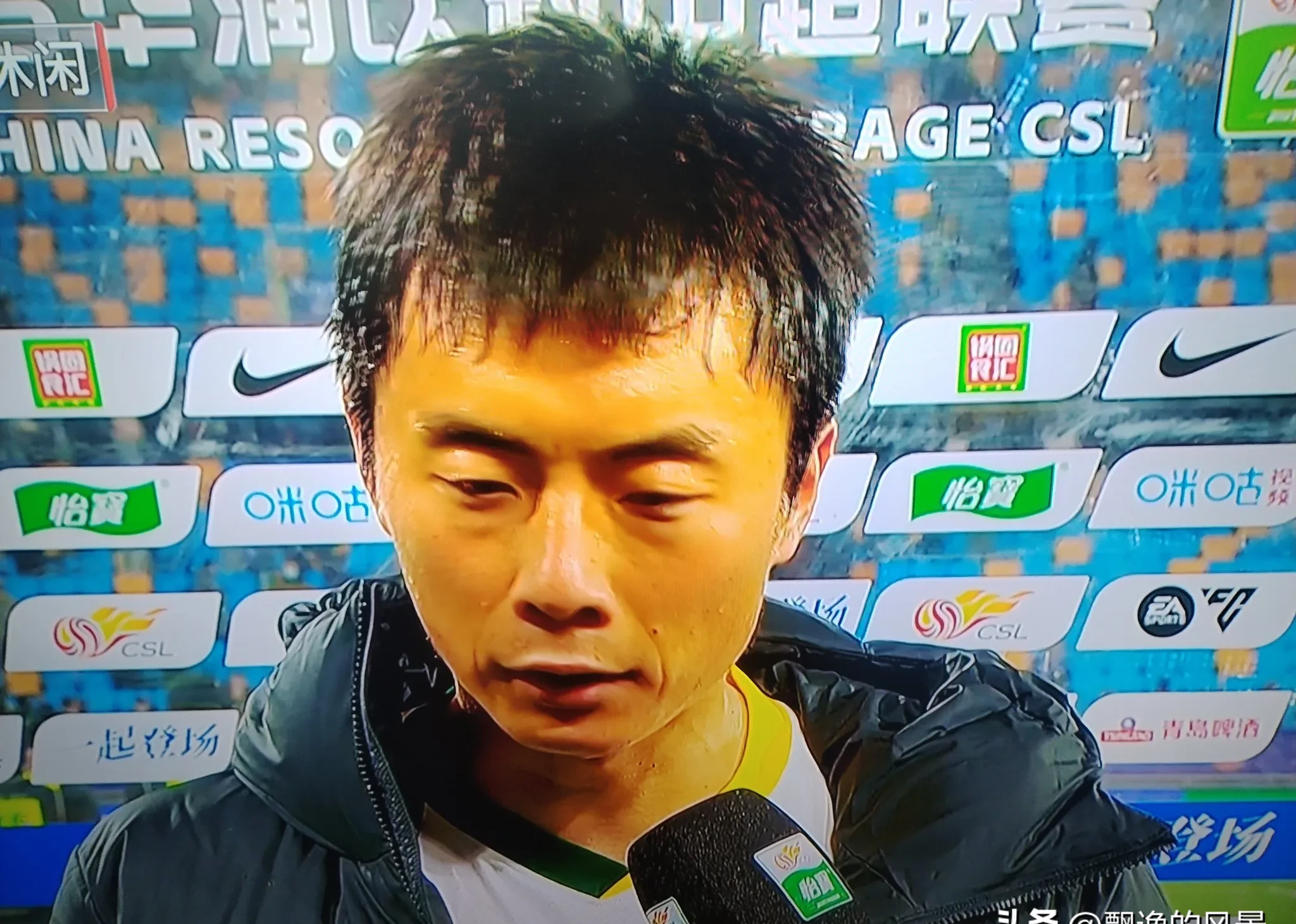 球员之间发生口角,场上火药味十足(球员kj) 球员之间发生口角,场上火药味十足(球员kj)