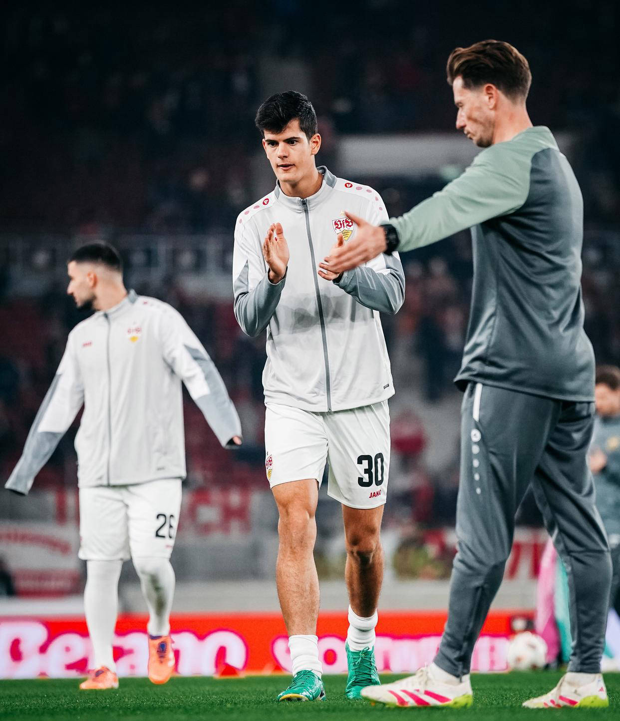 奥格斯堡球员发挥出色,连胜走向胜利 奥格斯堡球员发挥出色,连胜走向胜利